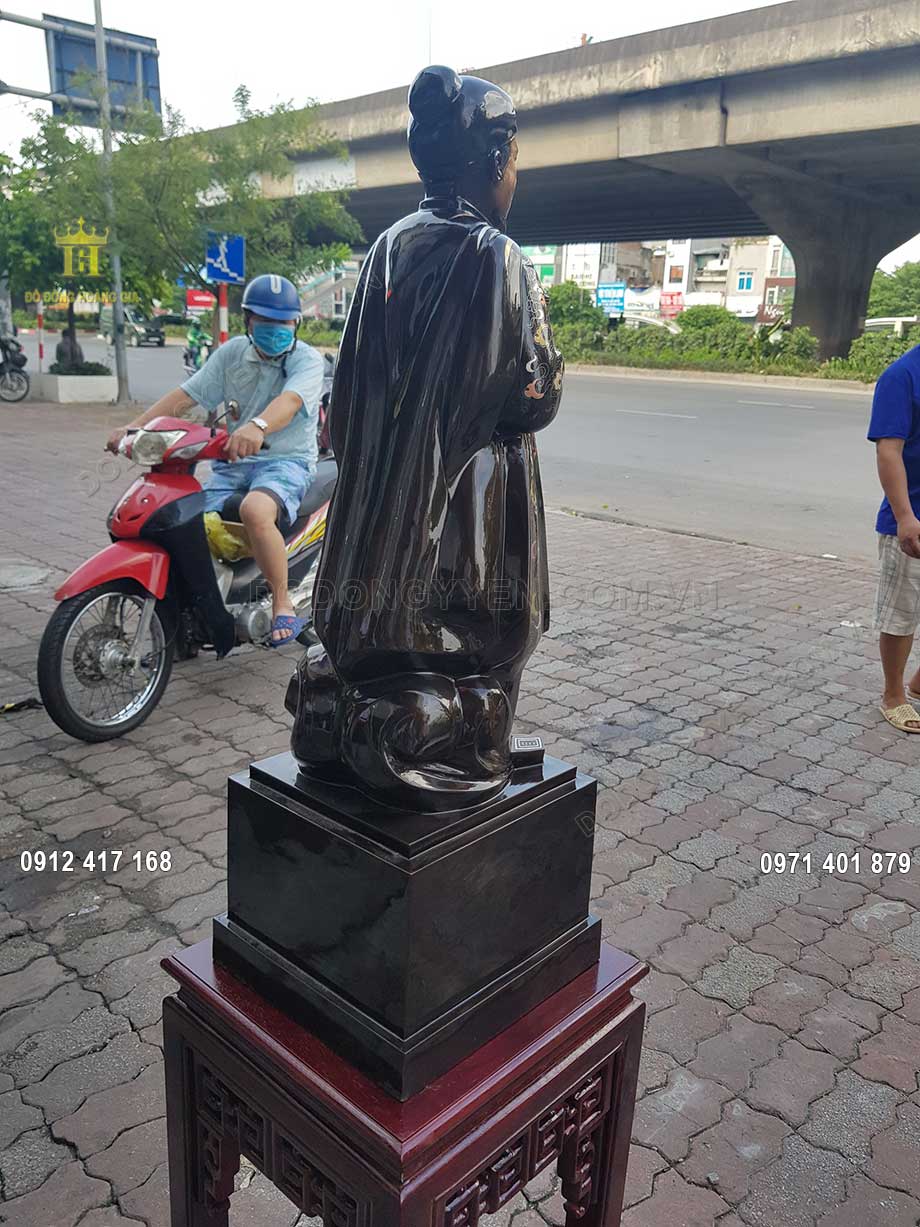 Phần ch&acirc;n đế được đ&uacute;c khối vu&ocirc;ng v&ocirc; c&ugrave;ng chắc chắn